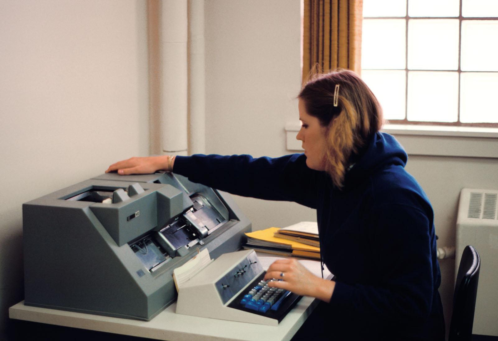 早期的计算机使用IBM打孔卡进行数据文件和输入. 打孔卡在西北航空公司一直使用到1986年.