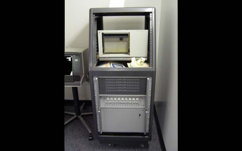 HP2115A微型计算机(1971)| 1971年西北公司购买，用于物理, 化学与数学系, 这是第一台完全专用于学术用途的计算机. (由Jean Jennings Bartik计算机博物馆提供)