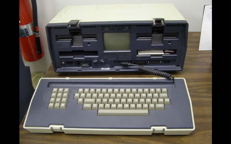 奥斯本(1980年代):第一台便携式个人电脑被西北地区的农业部门购买并使用. 很少有程序可以运行，因为屏幕被限制为40个字符行. (由Jean Jennings Bartik计算机博物馆提供)