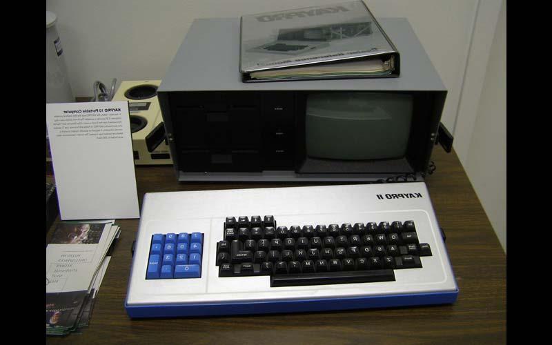 Kaypro 10(1980年)|第一台实用的便携式计算机, Kaypro重25磅，9英寸的屏幕比Obsorne有了很大的改进. 西北航空公司的计算服务部门使用了Kaypro, 现在的信息技术办公室. (由Jean Jennings Bartik计算机博物馆提供)