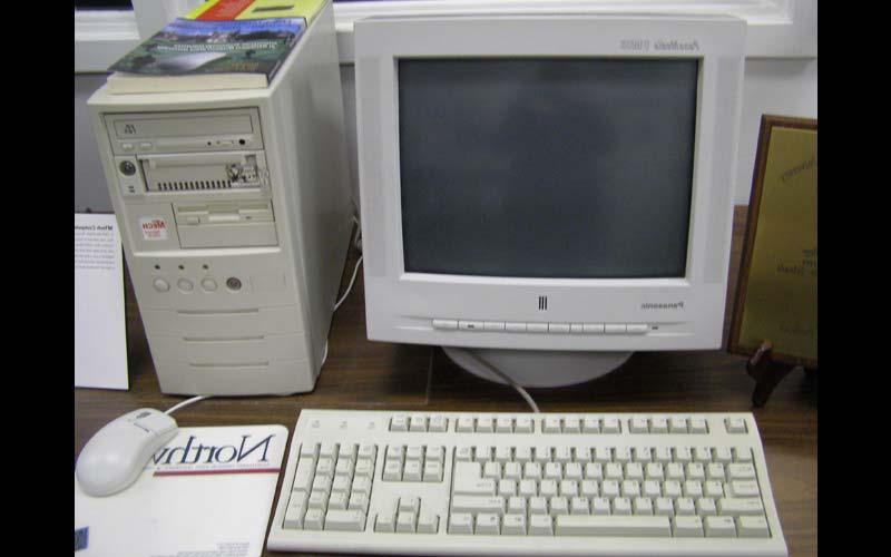 MTECH电脑(1997)|西北购入2,在1997年投入了1000台MTECH电脑，并在每个学生宿舍布置了一台. 他们有一个可移动硬盘, 由于标准化的负载集，这使得维护变得容易和相对轻松. (由Jean Jennings Bartik计算机博物馆提供)