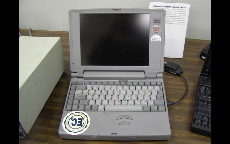 东芝笔记本电脑(1994年)|西北公司于1994年为其EC Plus试点项目购买了200台东芝笔记本电脑. 该计划旨在为学生提供一个强大的便携式教育工具. 但当时学生们对这个项目不感兴趣，他们把笔记本电脑描述为一个“球和链”.(由Jean Jennings Bartik计算机博物馆提供)
