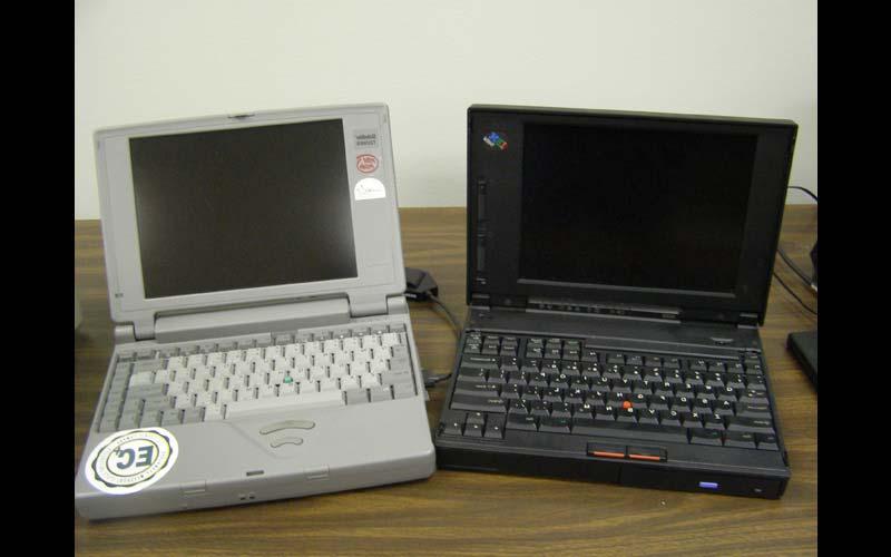 IBM Thinkpad (1996) b|到1996年, 西北校区大约有600台大学拥有的笔记本电脑, 包括IBM Thinkpad, 最终取代了东芝的流行. 然而，学生们仍然没有看到拥有笔记本电脑的价值. (由Jean Jennings Bartik计算机博物馆提供)