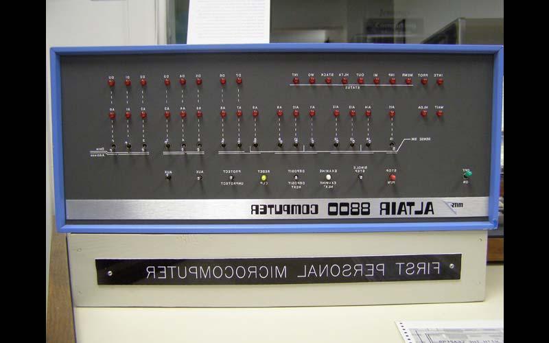 Altair 8800(1975)市场上第一台个人电脑, 威尼斯人在线在1975年为其图书馆购买了一台. 不幸的是，Altair不能支持库应用程序. (由Jean Jennings Bartik计算机博物馆提供)