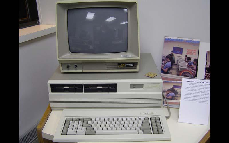 天顶数据系统(1988)|天顶数据系统, 哪个西北公司为各个部门采购的, 运行一系列专业软件，可以处理颜色和图形. (由Jean Jennings Bartik计算机博物馆提供)