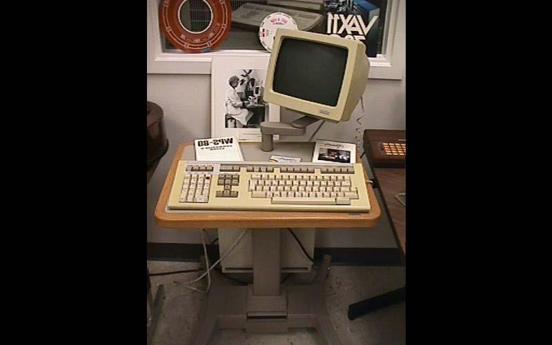 DEC Rainbow (1986) | Northwest在20世纪80年代购买了200台DEC Rainbow. DEC的彩虹电脑是很好的文本电脑，但是跟不上对图形的需求. (由Jean Jennings Bartik计算机博物馆提供)
