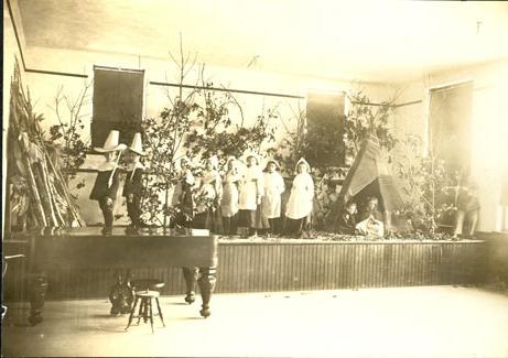 1908年，学校的孩子们在参加感恩节话剧.  西北培训学校允许师范学校的学生有机会教孩子, 从而获得实践经验.  这所学校后来发展成为霍勒斯·曼实验学校, 它是西北教育部门的一部分.  Horace Mann现在位于J.W. 琼斯联盟.
