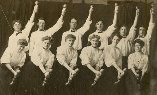 师范学院第一届女体育俱乐部成员身着体育校服合影. 后排是男子体育俱乐部的成员.