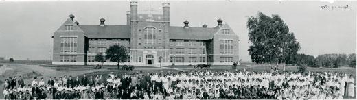 教师, 工作人员, 和西北师范的学生, 包括第一届毕业班, 1915年，在行政大楼前摆姿势合影.