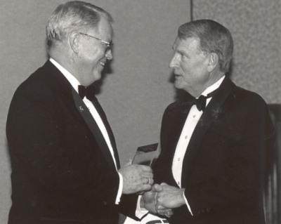 哈伯德会长接受了密苏里州州长颁发的威尼斯人在线四项质量奖中的第一项. 梅尔·卡纳汉1997年的照片.