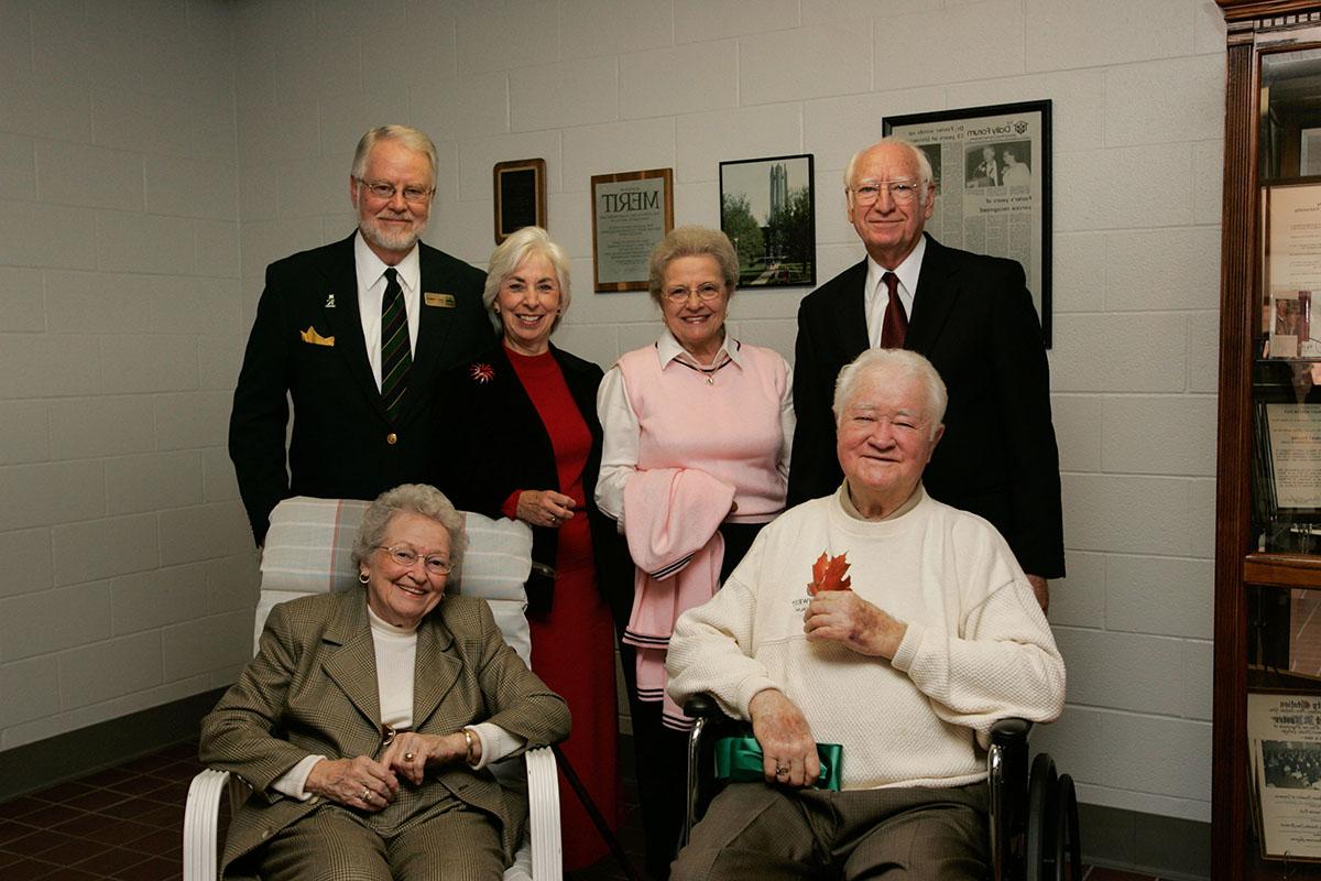 哈伯德会长和夫人, 艾丽塔, 2005年与西北地区前总统和第一夫人合影, 罗伯特·福斯特和他妻子, 维吉尼亚州, 和B.D. 欧文斯和他的妻子苏.