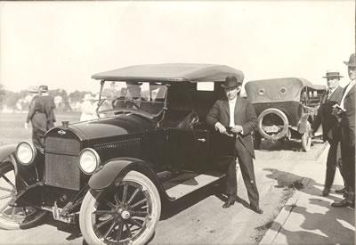 这张照片拍摄于1915年左右, 理查森坐在行政大楼外的汽车里.