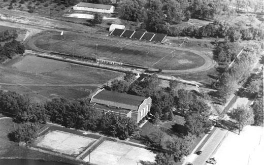 纪念体育场更名为里肯布罗德体育场，以威廉·A. 里肯布罗德，注册主任，校董会秘书和狂热的足球迷.