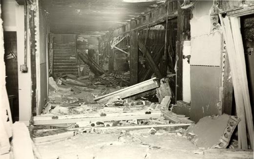 在爆炸和火灾之后，三楼的一部分几乎全部被毁.