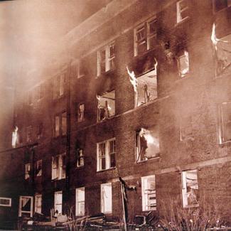 女子宿舍爆炸后起火，导致罗伯塔·斯蒂尔死亡.  1951年4月28日.
