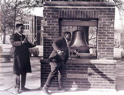 学生们敲响了1948年的钟声，庆祝校园首次庆祝黑人男女对大学和国家的贡献和成就.  这一事件被称为“黑色周”.