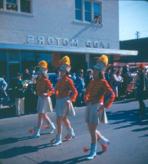 1952年，学生们参加西北返校节游行.