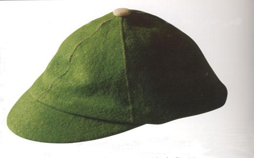 在20世纪50年代，大一新生戴着绿色的无边帽，以表明他们的“新”身份.  “罢工日”标志着人们不必再戴无边帽了.