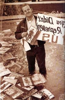 1971年塔年鉴的工作人员没有想到，他们没有在年鉴中加入传统的组织团体照片，这会激怒希腊社区.  当希腊人举行抗议时，数百本年鉴被毁, 把书扔进奥利弗·德鲁斯美术大楼前的喷泉里.