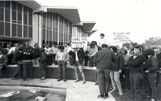 1971年塔年鉴, 这就忽略了传统的组织合影, 遭到了西北希腊社区的强烈抗议.