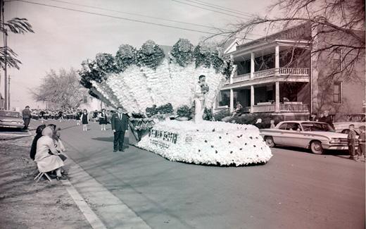1962年西北返校节游行期间，一辆精美的美洲原住民花车在玛丽维尔的街道上滑行.