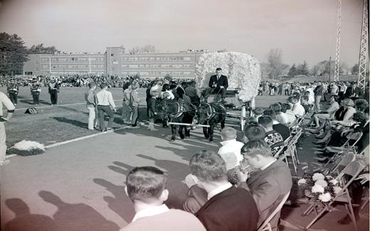 西北1962年返校节女王来到了一个华丽的, 为返校节足球赛开始准备的马车.