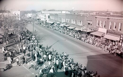 1962年返校节游行开始前，大批人群聚集在玛丽维尔市中心.