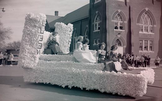 西北塔女王, 穿着她的晚礼服, 在1962年的返校节游行中，她和王室成员一起乘坐花车.