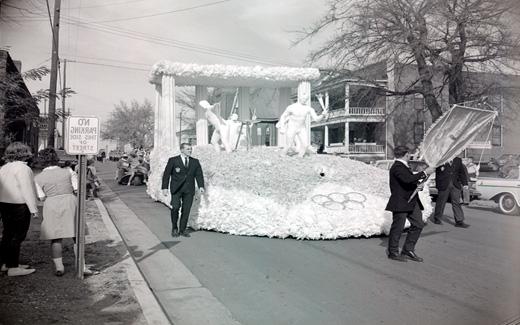 1962年的西北返乡游行是众多精致的花车之一，像这样向奥运会致敬.
