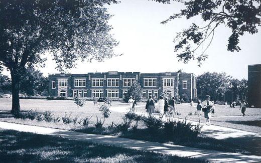 在20世纪60年代的注册日，学生们往返于学生会和金色大厅.