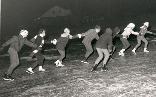 金池曾经允许滑冰，许多学生都利用这个冬季娱乐活动.  到20世纪80年代，由于担心学生溺水或受伤，滑冰被禁止.