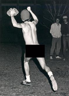 1974年3月的四天里，全国范围内的裸奔风潮席卷了西北校区.  一天晚上，大约有60名学生在哈德逊大厅前裸奔.