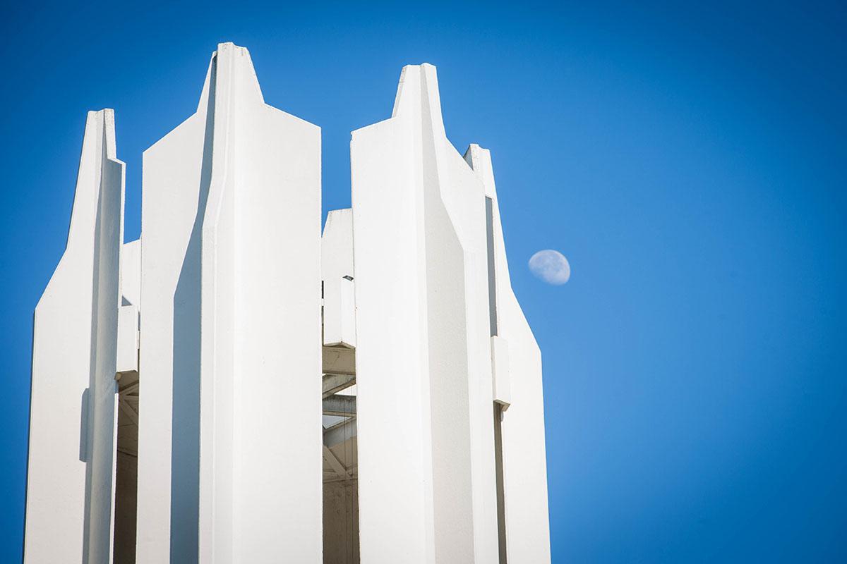 在一个秋天的早晨，纪念钟楼映衬着蓝天.