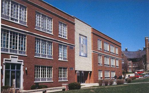 在1999年学生会翻新之前, 联盟的西边则是吉祥物鲍比熊猫的马赛克图案.  这块13英尺高的马赛克瓷砖于1966年安装，由罗德里克·卡罗尔(Roderick Carroll)设计.