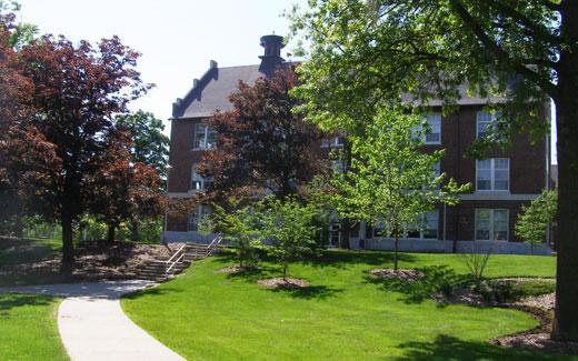 校园设计的灵感来自1904年St的森林公园设计. 路易斯世界博览会，后来演变成华盛顿大学的校园.