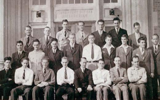 The "Flying 熊猫s" or "熊猫 Squadron Boys" were part of a World War II Civilian Pilot Training program at Northwest.  该项目由一位名叫舒尔茨上尉的陆军军官领导, 他后来转到现役，并于1942年在欧洲阵亡.  几名来自西北航空公司的年轻人由于在西北航空公司接受的特殊训练而进入了美国空军.  第一个机场建在玛丽维尔的原因是由于西北航空公司的试点项目.