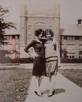 维奥莱特·波琳·史密斯·比夫尔(右)和玛丽·萨默斯在行政大楼前.  波琳是1929年获得威尼斯人在线教师证书的众多年轻女性之一.