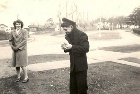 埃尔·拉姆金总统让海军的V-12和V-5训练项目在西北航空公司进行.  1945年威尼斯人在线毕业，计算机先驱, Jean Jennings Bartik, 站在她位于玛丽维尔第四街的住所外，与海军V-12项目的一名男子聊天.