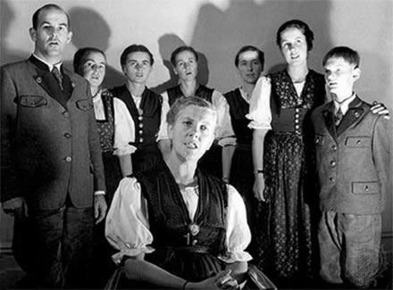 The famous Von Trapp Family depicted in the classic Disney musical "The Sound of Music" performed at the Missouri State Teacher's College in 1942.  1938年，全家决定离开纳粹占领的奥地利前往美国.