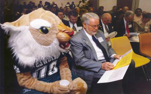 2004年在杰斐逊市密苏里州议会的西北日, 院长院长哈伯德在鲍比熊猫的注视下查看他的笔记.