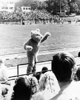 在1977年的一场足球比赛中，鲍比帮助培养学校精神, 鼓动群众为熊队加油.