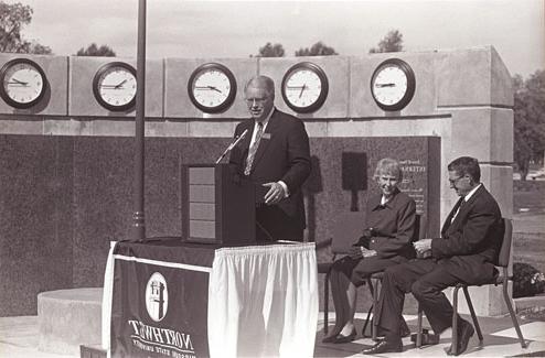 1998年，乔伊斯和哈维怀特国际广场落成, 时任大学校长. 院长哈伯德在乔伊斯和哈维·怀特获奖时向人群发表讲话.