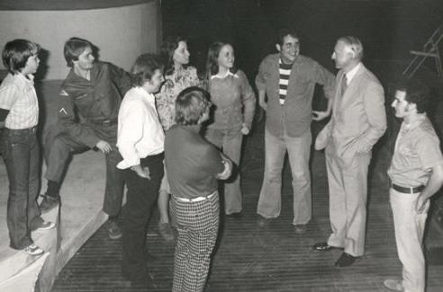 欧文斯总统在奥利弗·德鲁斯美术大楼的查尔斯·约翰逊剧院的舞台上与戏剧专业的学生交谈.