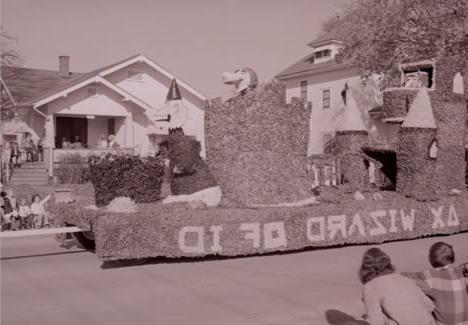 西北地区的学生组织为1973年的返校节游行制作了精致的花车，比如“ID精灵”