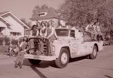 1973年返校节游行期间，一群西北女生联谊会的姐妹们骑在一辆玛丽维尔消防车上，展示她们的校风.