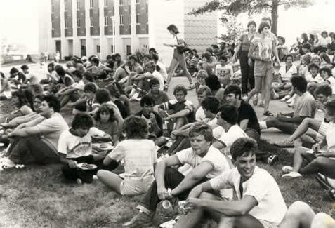 Students enjoy a picnic during Northwest's Freshman Advantage Week. 