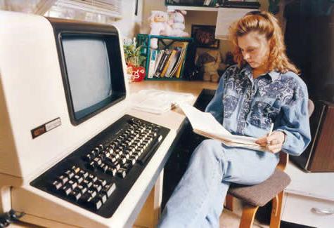 Beginning in 1987, 每个宿舍房间都配备了一个终端，连接到一个公共服务器，提供访问在线图书馆目录的权限, word processing and email.