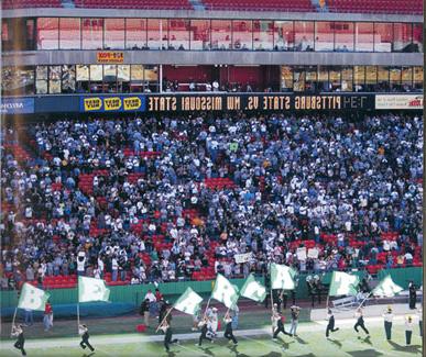 由于里肯布罗德体育场的翻新, 西北匹兹堡州立大学橄榄球赛于2004年移至堪萨斯城的箭头体育场.  这场比赛被称为冠军之战. 场地的改变非常受欢迎，威尼斯人在线继续在NFL体育场对阵皮特州立大学，这场比赛现在被称为箭头秋季经典赛.