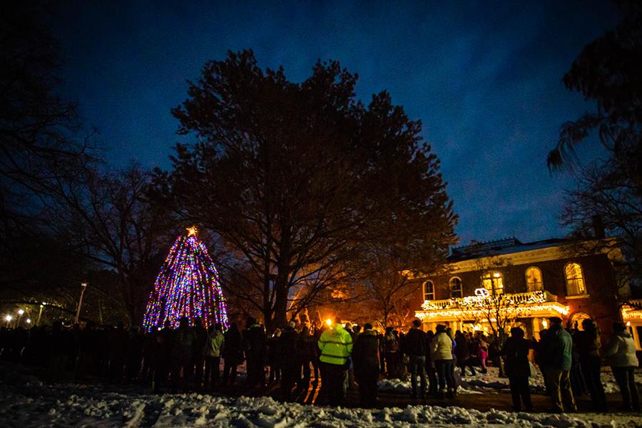 一年一度的节日圣诞树点灯仪式定于12月11日举行. 在纪念钟楼