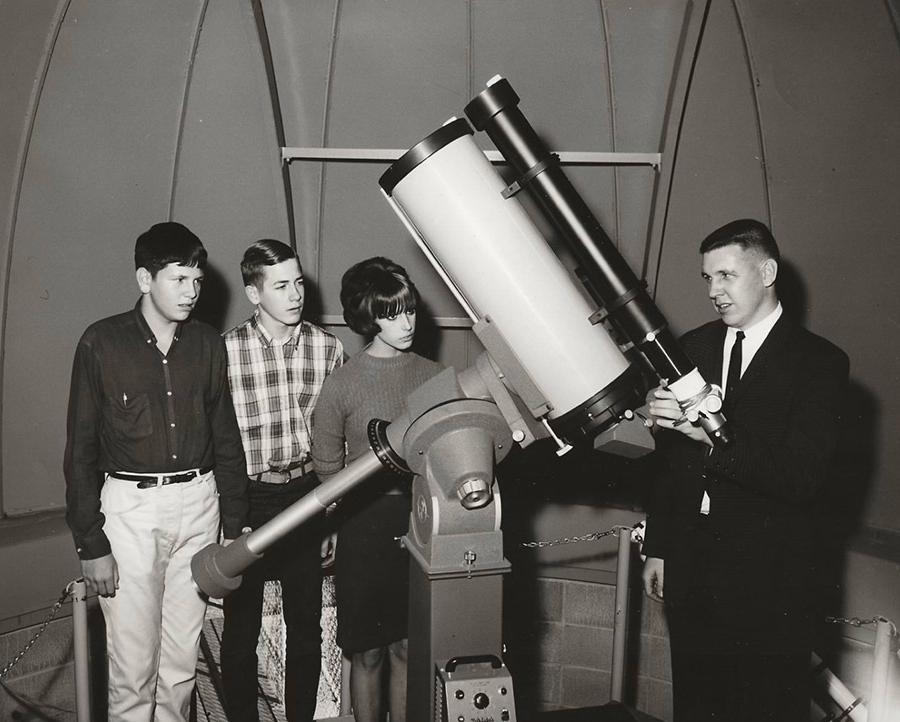 Dr. 吉姆比赛, 左, 对教育充满热情，并与学生分享他对天文学的兴趣. (提交的图)